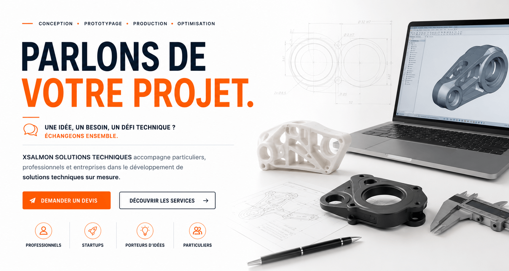 Bureau de conception avec ordinateur affichant une pièce CAO, prototypes, plans techniques et pied à coulisse