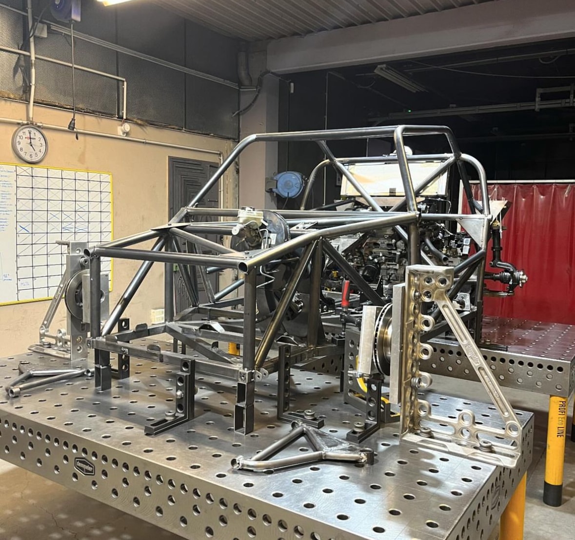 Châssis tubulaire du prototype TAIPAN positionné sur table de soudure