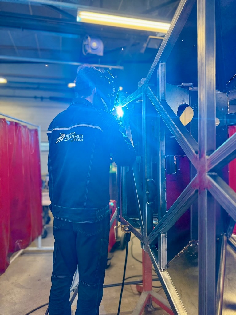 Opération de soudure sur le châssis tubulaire du prototype TAIPAN