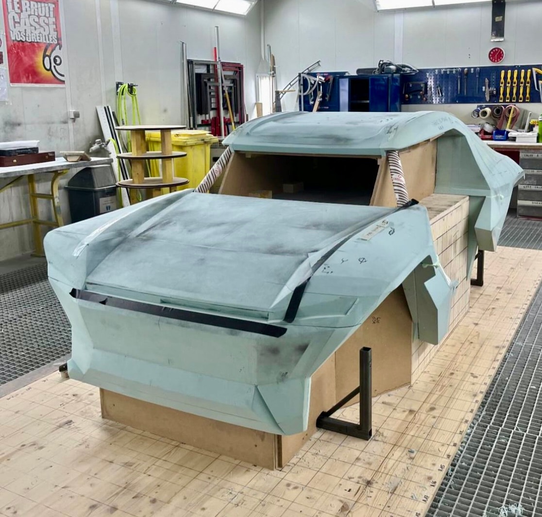 Travail de carrosserie du prototype TAIPAN sur gabarit en atelier