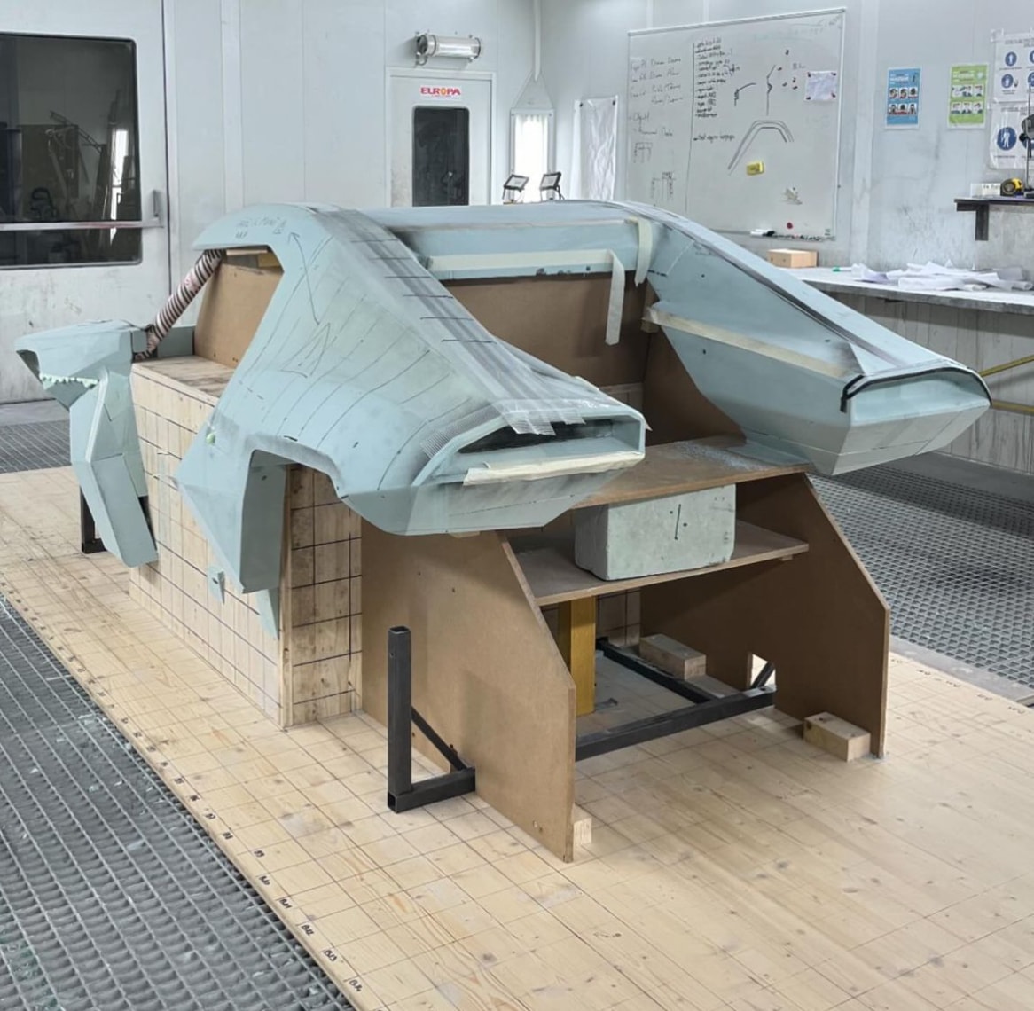 Vue arrière du travail de carrosserie du prototype TAIPAN en cours de fabrication