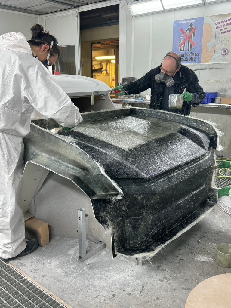Stratification composite sur une partie de carrosserie du prototype TAIPAN