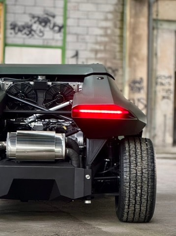 Détail arrière du prototype TAIPAN avec feu rouge et échappement