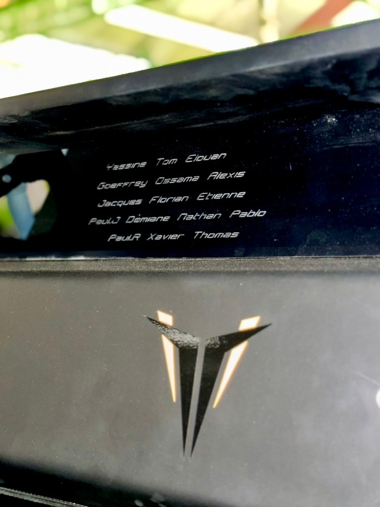 Détail de la plaque des élèves ayant réalisé le prototype TAIPAN