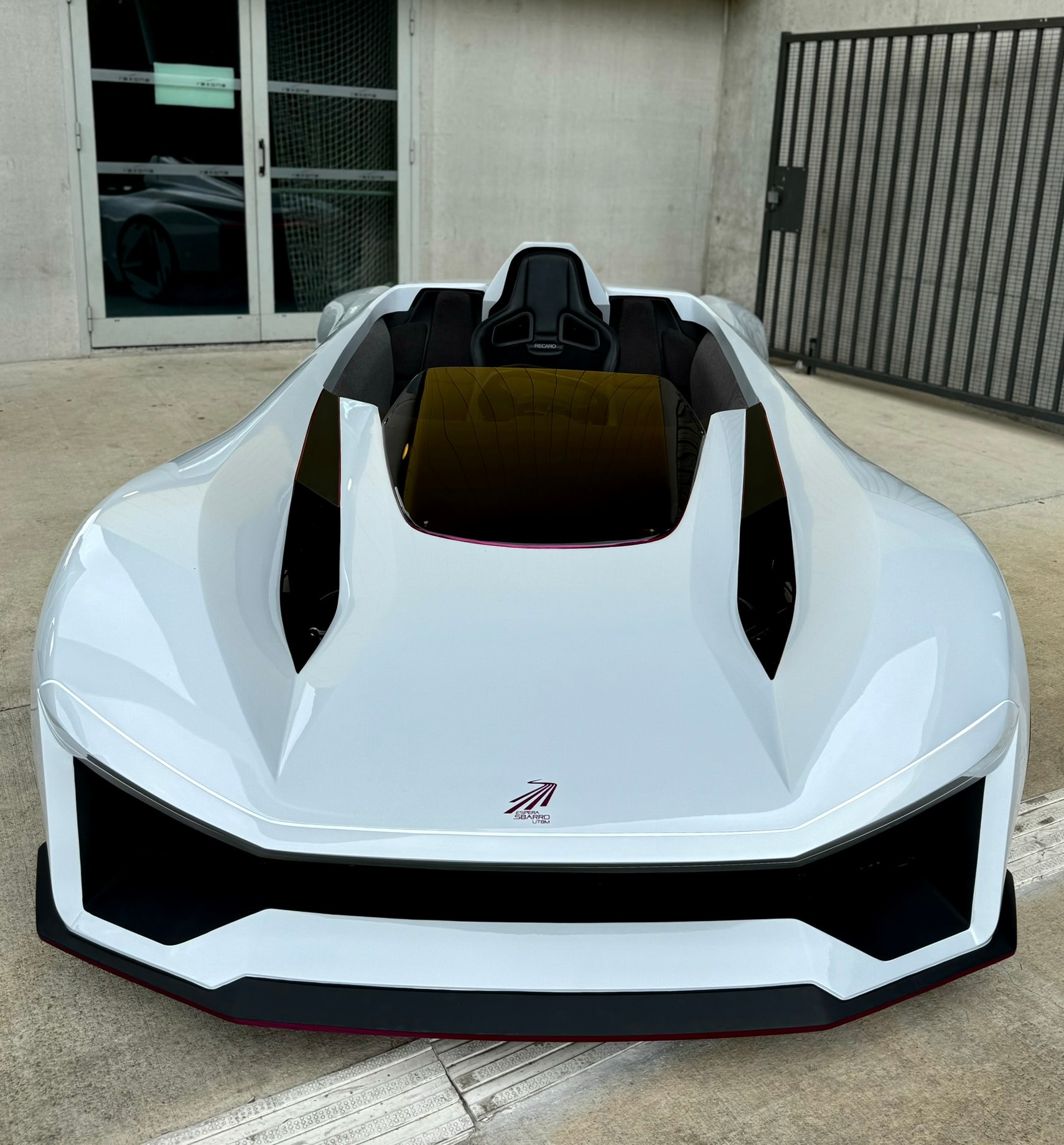Vue avant du prototype TERNARIO, speedster électrique réalisé chez ESPERA Sbarro