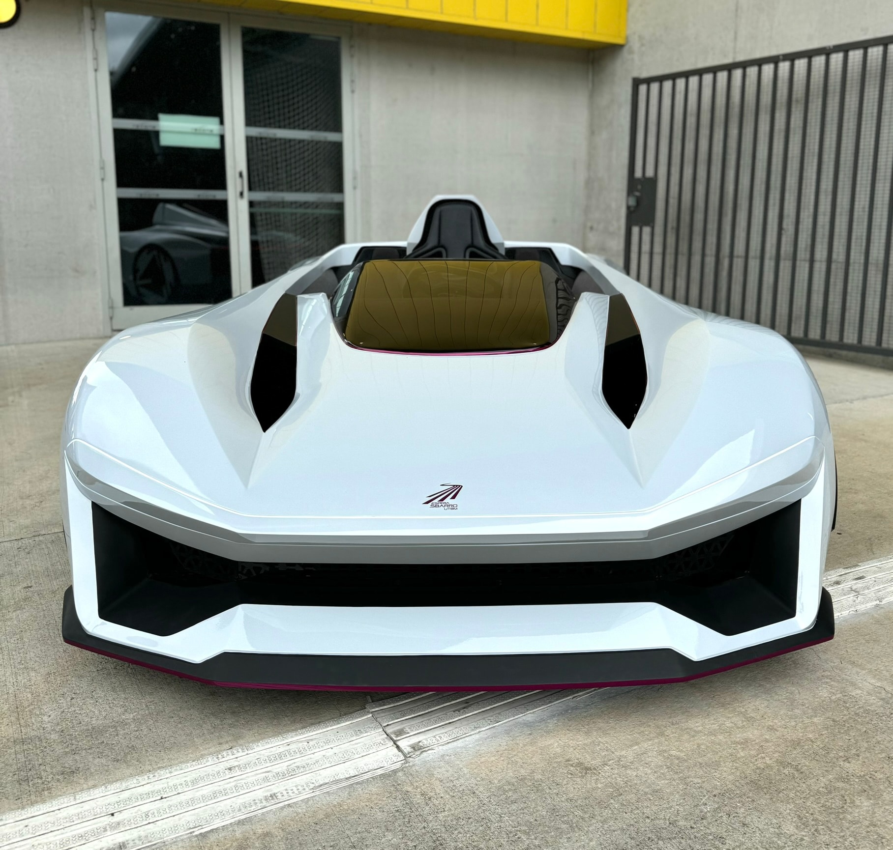Face avant du prototype TERNARIO avec carrosserie blanche