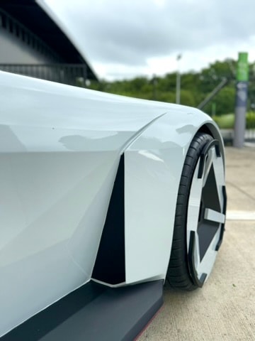 Détail de roue et carrosserie du prototype TERNARIO